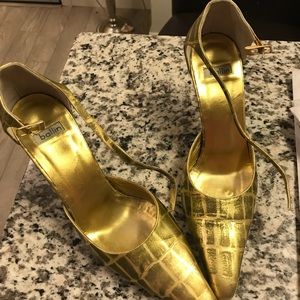 Dressing Gold sandals